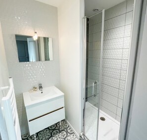 Dusche, Haartrockner, Handtücher