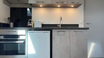 Een koelkast, een microgolfoven, een oven, een kookplaat