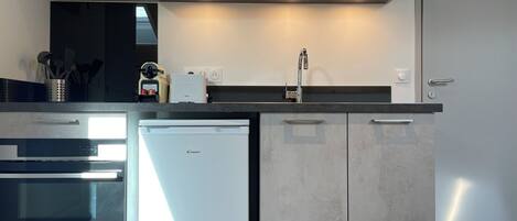 Réfrigérateur, four à micro-ondes, un four, surface de cuisson