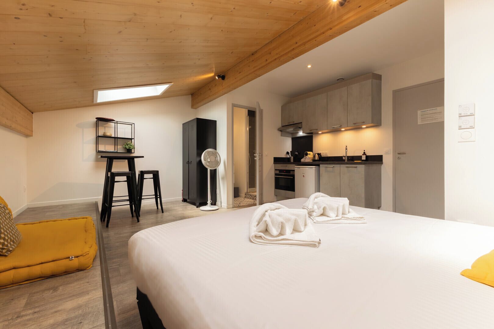 1 chambre, fer et planche à repasser, Wi-Fi, draps fournis