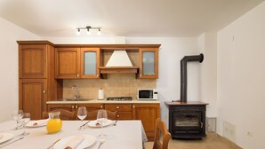 Coffee/tea maker, fridge, microwave, stovetop - Villa Anita - Krmed (Istria - Krmed) (Krmed)