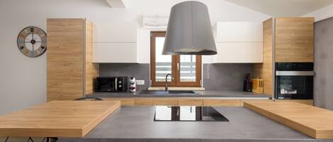 Een koelkast, een microgolfoven, een oven, een kookplaat