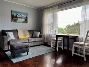 Una Smart TV, libros, una pantalla de ordenador