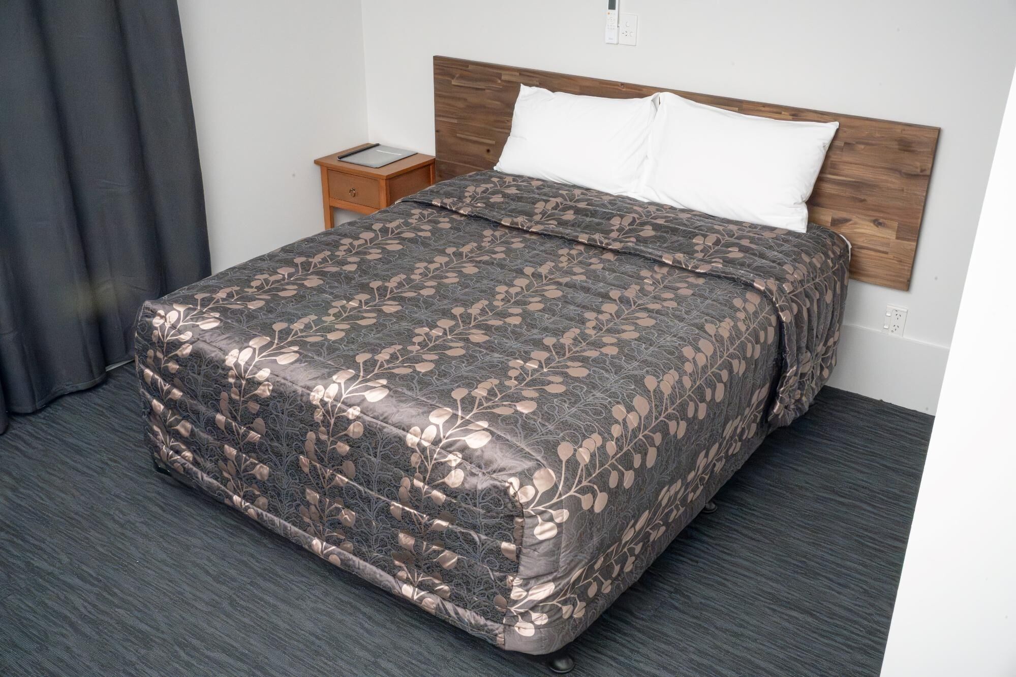 1 habitación, tabla de planchar con plancha y wifi gratis 