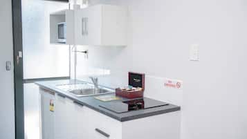 Microondas, placa de cocina, cafetera/tetera, tostadora