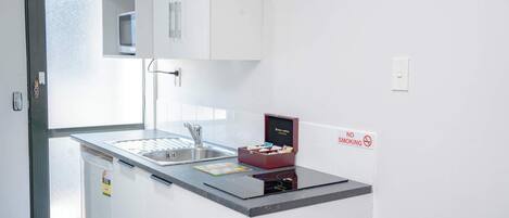 Mikrowelle, Herdplatte, Wasserkocher mit Kaffee-/Teezubehör, Toaster