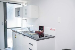 Mikrowelle, Herdplatte, Wasserkocher mit Kaffee-/Teezubehör, Toaster
