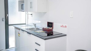 Wasserkocher mit Kaffee-/Teezubehör, Mikrowelle, Herdplatte, Toaster