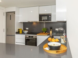 Kühlschrank, Mikrowelle, Ofen, Geschirrspüler