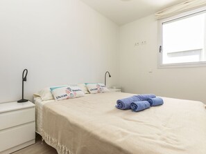 3 bedrooms, desk, internet