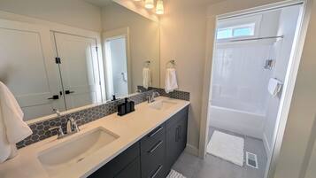 Douche, sĂšche-cheveux, serviettes fournies, savon