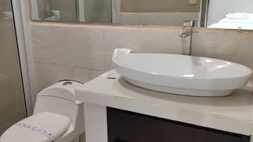 Deluxe Triple Room | Bathroom | Shower, towels, soap, shampoo