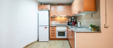 Kylskåp, mikrovågsugn, ugn och spishäll