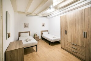 3 slaapkamers, een strijkplank/strijkijzer, gratis wifi, beddengoed