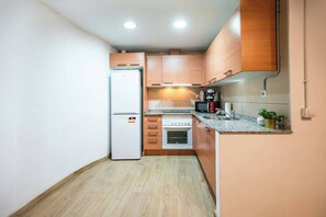 Kühlschrank, Mikrowelle, Ofen, Geschirrspüler