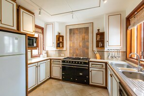 Refrigerador, microondas, horno y lavavajillas 
