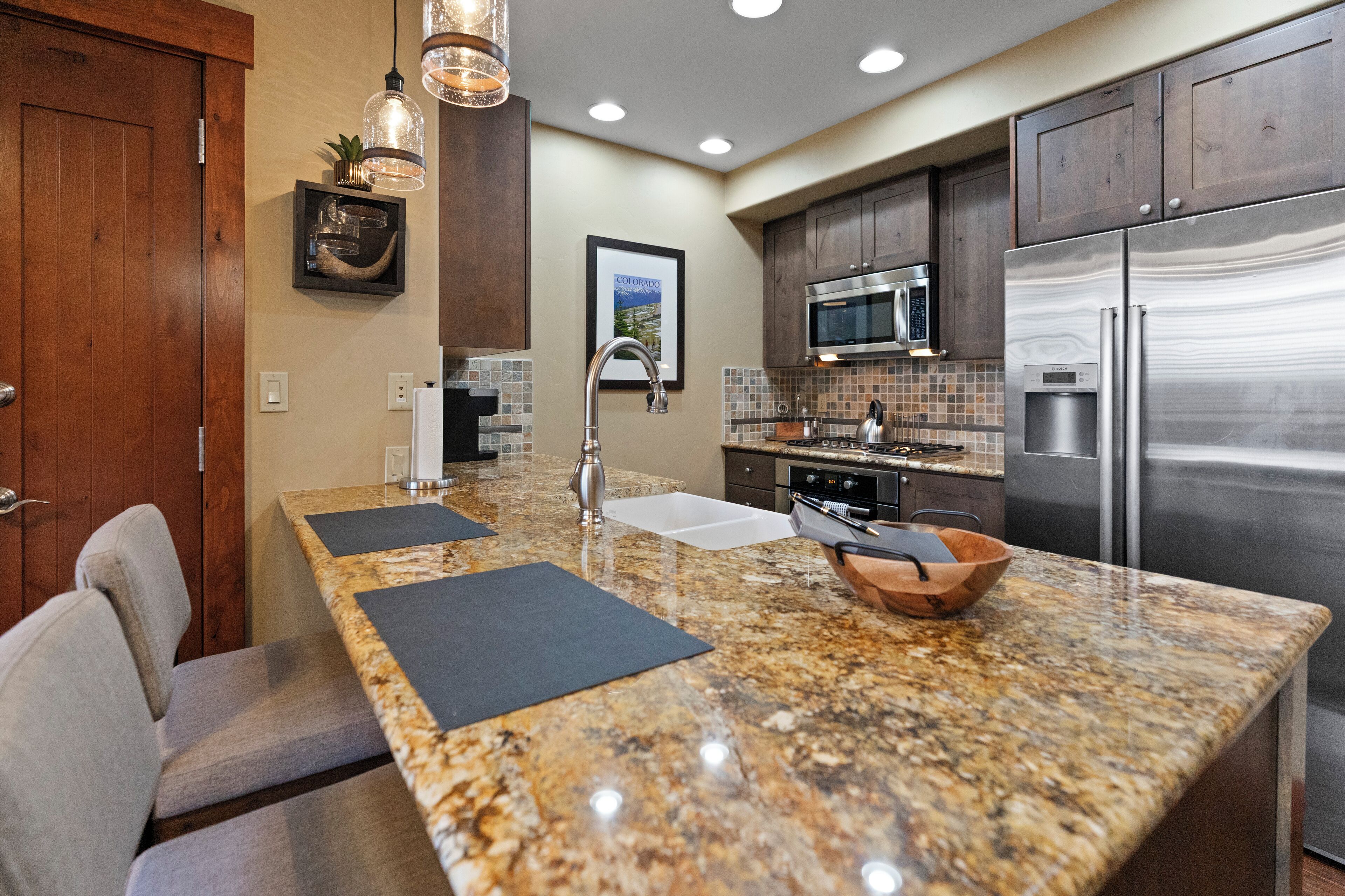 Réfrigérateur, micro-ondes, four, plaque de cuisson