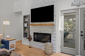 TV connectée, cheminée, livres