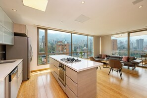 Réfrigérateur, micro-ondes, four, plaque de cuisson