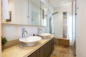 Jetted bath, hair dryer, towels, soap - Amazing 5BED/4BATH Stunning Views | Near Provenza (Medellín)