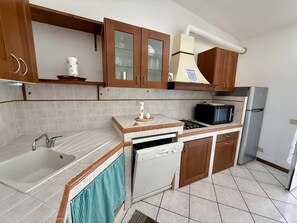 Kühlschrank, Geschirrspüler, Wasserkocher mit Kaffee-/Teezubehör