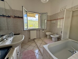 Shower, towels - La Casa di Carola (Imperia)