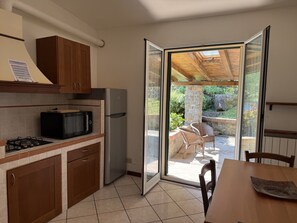 Kühlschrank, Geschirrspüler, Wasserkocher mit Kaffee-/Teezubehör