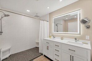 Douche, sèche-cheveux, serviettes fournies, savon