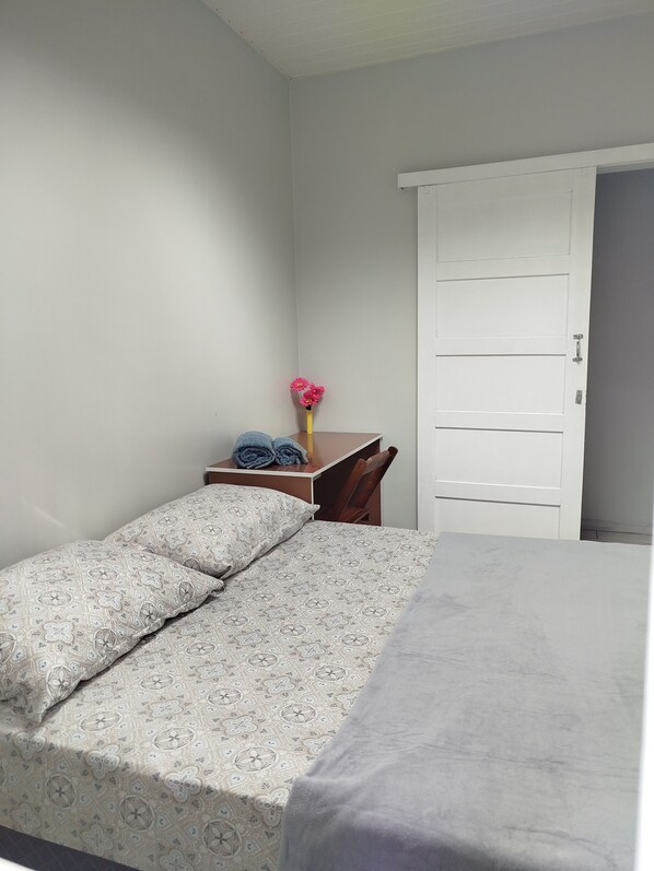 Habitación básica con 2 camas individuales | Wifi gratis 