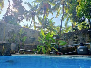 Una piscina al aire libre (de 07:00 a 22:00), tumbonas