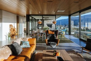 Luxury Villa, 6 Bedrooms, Lake View | Living area