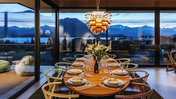 Luxury Villa, 6 Bedrooms, Lake View | Dining room