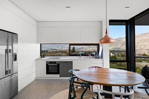 Lyxvilla - 6 sovrum - sjöutsikt | Eget kök | Kylskåp, mikrovågsugn, ugn och spishäll
