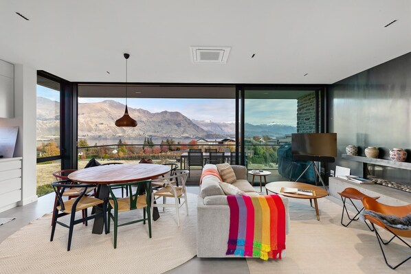 Luxury Villa, 6 Bedrooms, Lake View | Living area