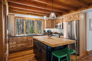 雪櫃、微波爐、焗爐、爐具