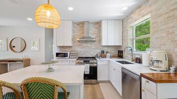 Kylskåp, mikrovågsugn, ugn och spishäll