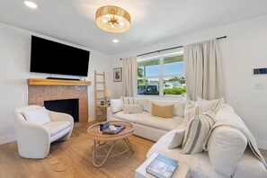 Smart TV, stereo, computer monitors - New! Fully Renovated Luxurious Villa in SoSo with Pool in West Palm Beach (West Palm Beach)