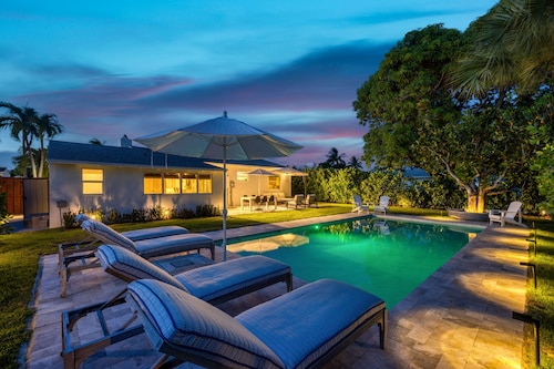 New! Fully Renovated Luxurious Villa in SoSo with Pool in West Palm Beach