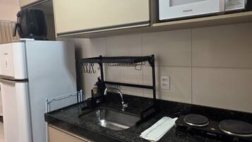 Estudio familiar, vista a la alberca | Cocina privada | Refrigerador, microondas, parrilla de estufa y utensilios de cocina