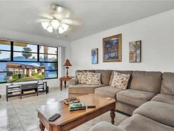 Smart TV - 2-bedroom fully furnished Pool condo in amazing Cape Coral, full AC, WiFi (Cape Coral)