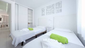 1 slaapkamer, een kluis op de kamer, een bureau