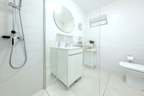 Dusche, Haartrockner, Handtücher, Seife
