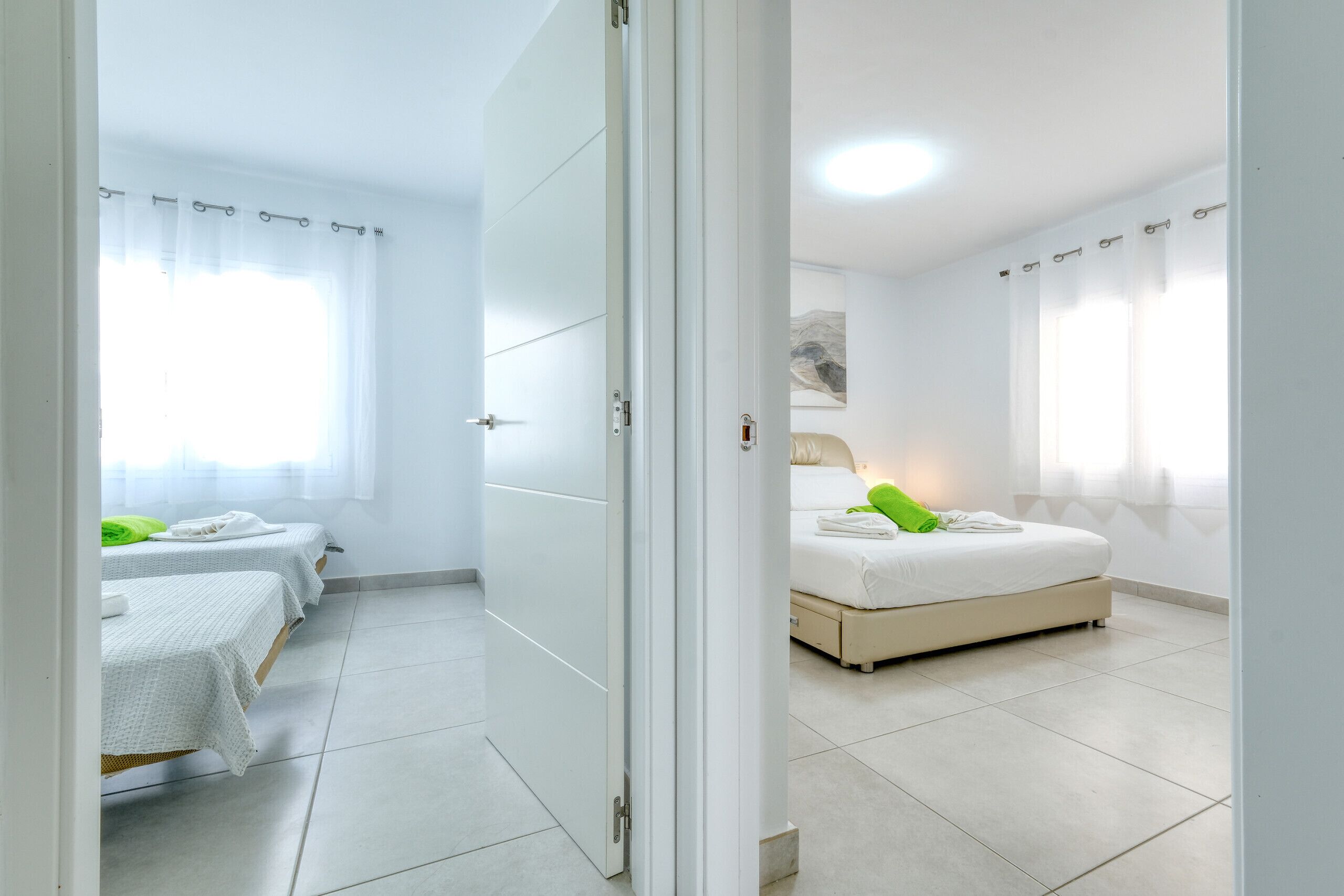 1 slaapkamer, een kluis op de kamer, een bureau