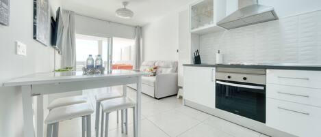 Een koelkast, een microgolfoven, een oven