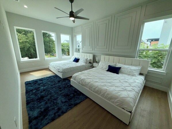 4 chambres, fer et planche à repasser, lit de bébé portatif