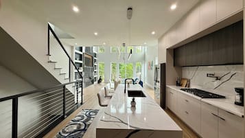 Een koelkast, een microgolfoven, een oven, een kookplaat