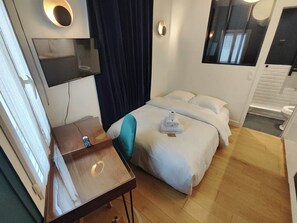Schreibtisch, Bügeleisen/Bügelbrett, Reisekinderbett, kostenloses WLAN
