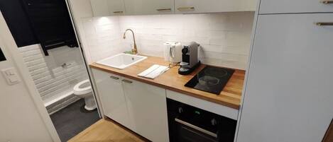 Réfrigérateur, four, plaque de cuisson, cafetière/bouilloire