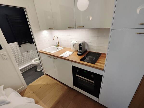 Fridge, oven, stovetop, coffee/tea maker