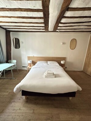 1 chambre, bureau, fer et planche à repasser, lit parapluie